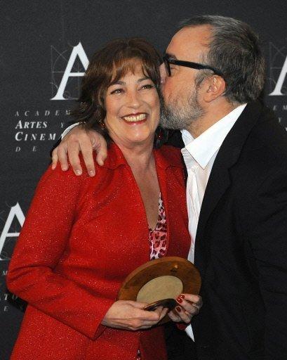 Carmen Maura recibe la Medalla de Oro del cine de manos del presidente de la Academia, Alex de la Iglesia