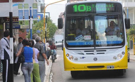 Gente en la parada del colectivo