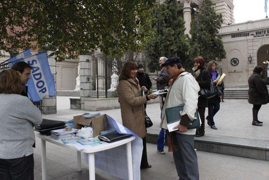 El Sindicato Argentino de Docentes Privados realizó ayer una jornada de protesta frente a la Unsta 