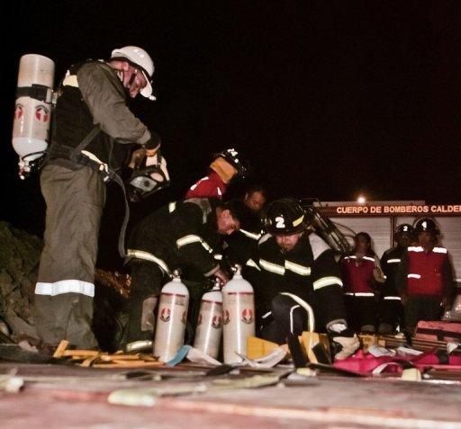 Bomberos se aprestan a entrar durante la noche del viernes