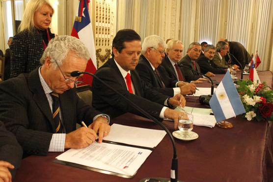 Cónsul General de Chile en Salta, Eduardo Cisterna Bunge y el Cónsul de Argentina en Antofagasta Gustavo Sosa firmando el acta