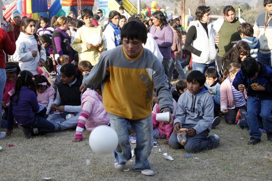 Diversión plena de los niños en su día