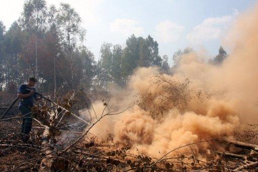 Bomberos intentan apagar el fuego en los alrededores de Shatura