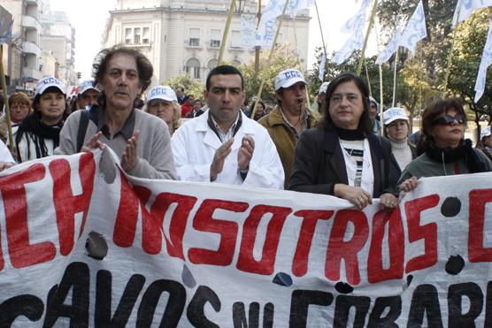 Luego se dirigieron a Plaza Independencia con el médico cesante a la cabeza