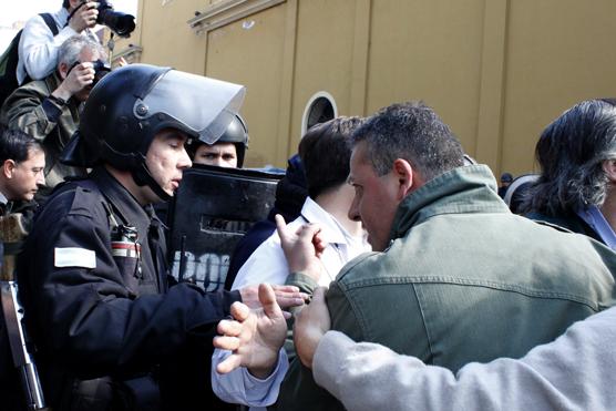 A penas llegaron a la plaza empezaron los cruces con la policía