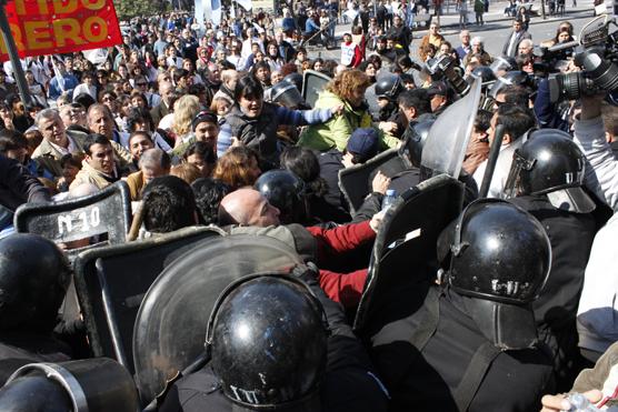 Los manifestantes intentaron entrar por la fuerza al edificio gubernamental