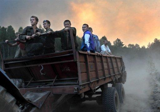 Voluntarios se dirigen en camión hacia uno de los incendios forestales que devastan Rusia