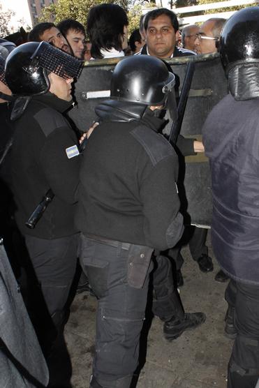 La policía empezó a empujar hacia atrás a los manifestantes