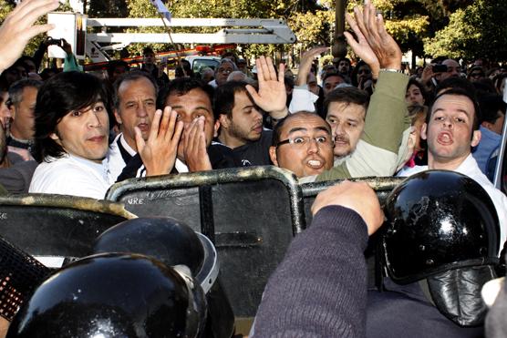 Forcejeos entre la policía y los autoconvocados