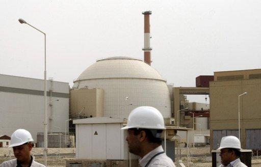 Técnicos trabajando en las instalación de la central atómica de Bushehr