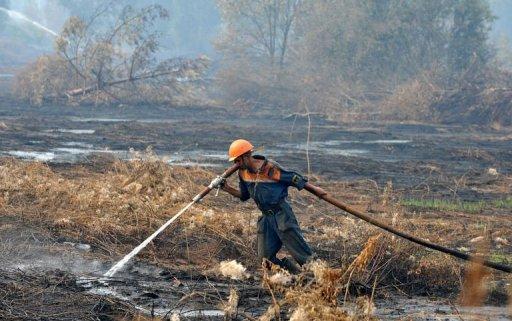 Un bombero trabajando en una aldea rusa