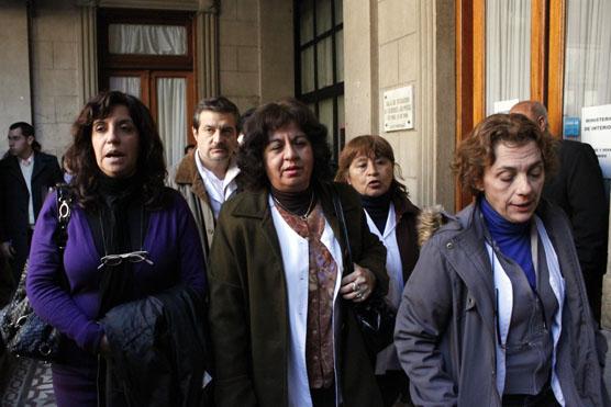 Representantes de los Autoconvocados caminando por los pasillos de Casa de Gobierno