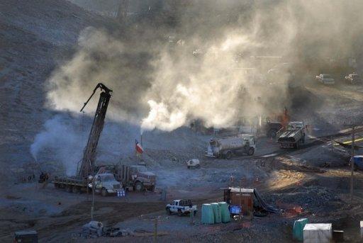 Trabajadores chilenos operan una máquina perforadora en la mina de oro y cobre de San Esteban cerca de Copiapó 