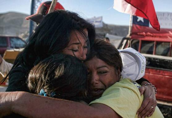 Familiares de los mineros se abrazan al conocer la noticia