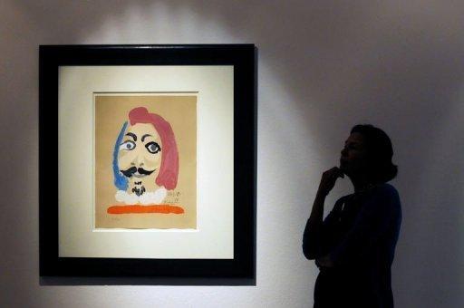 Una mujer contempla una obra de la exposición 'Retratros imaginarios' de Picasso en el Museo de Arte de San Salvador