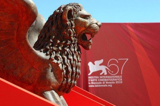 La estatua de un león, símbolo de la Muestra de Venecia, en la víspera de su 67ª edición