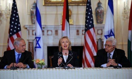 Hillary Clinton (c), junto a Benjamin Netanyahu (i) y Mahmud Abas (d)