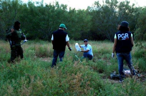 Soldados y miembros de la Procuraduría General inspeccionan el área del enfrentamiento