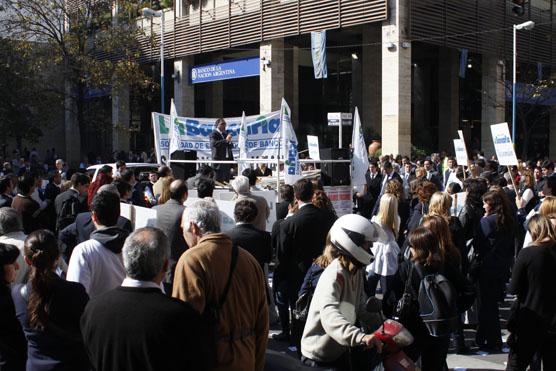 Los bancarios protestando el las afueras del Banco Nación