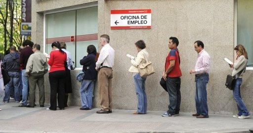 Desocupados hacen cola en oficina de empleo en Madrid