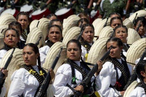 Mujeres soldado mexicanas vestidas como revolucionarias desfilan en el Zócalo de Ciudad de Mexico en el bicentenario