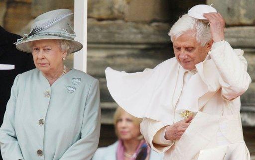 El papa Benedicto XVI durante su encuentro con la reina Isabel II de Inglaterra en Edimburgo