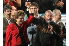 Lula levanta el brazo de Dilma