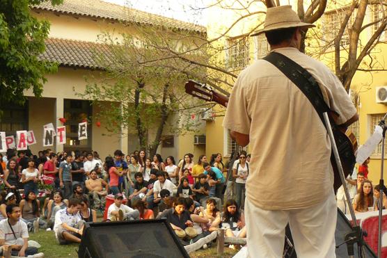 Los estudiantes festejan su día a puro rock en Tucumán