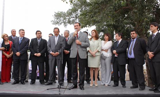 El Gobernador junto a demás funcionarios