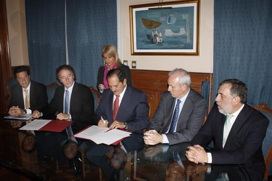 Alperovich firma el convenio con YPF