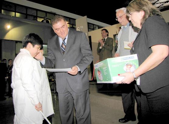 Intendente entregando uno de los premios