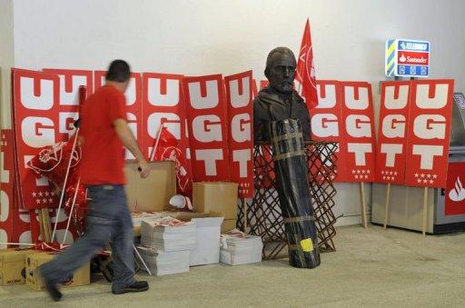 Carteles y pancartas de UGT preparados para la huelga general