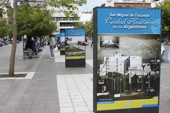 Exposición de fotos de la ciudad en Plaza Independencia, una de las actividades por el festejo de San Miguel