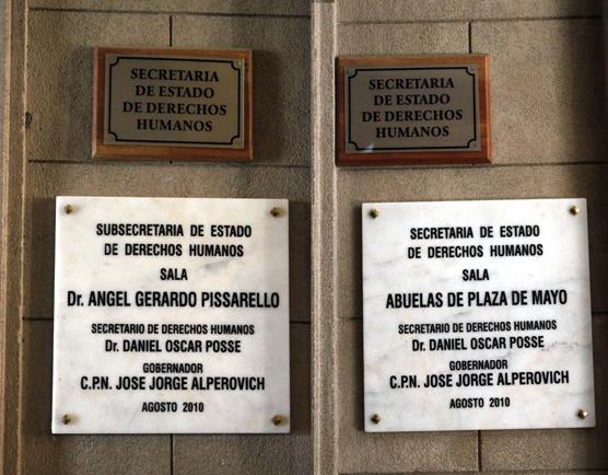 En la Secretaría de Derechos Humanos de la Provincia se descubrieron dos placas