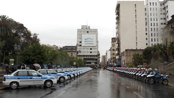 En la Plaza Independencia estaban estacionadas las nuevas unidades policiales