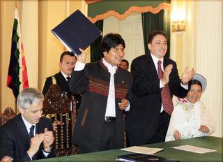 Evo Morales y García Linera promulgaron la norma