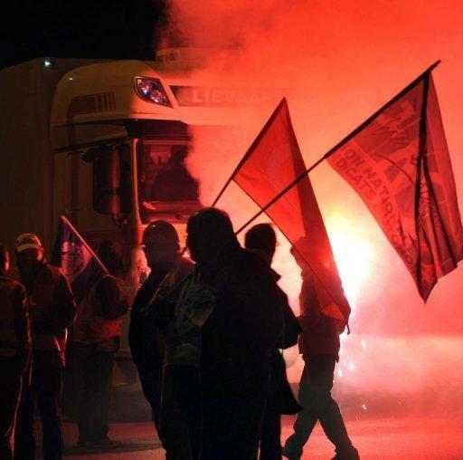 Camioneros franceses bloquea el acceso a un centro de transporte 