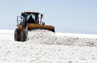 Una máquina trabaja en el Salar de Uyuni