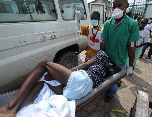 Un enfermo es llevado al hospital de Saint-Marc, en el norte de Haití