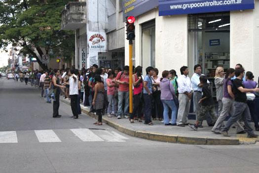 Esq. de 24 y Salta, la cola llegaba hasta Junín