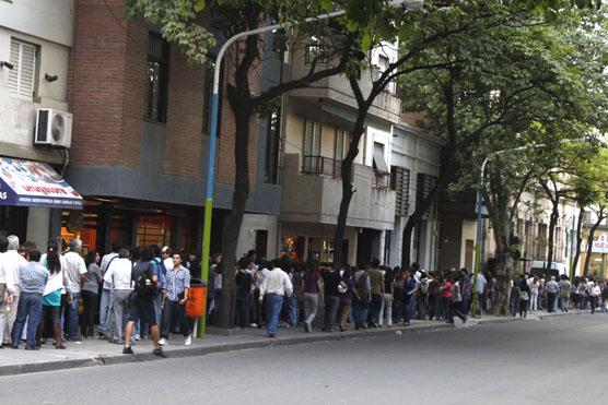 La gente esperaba llegar al teatro en vano