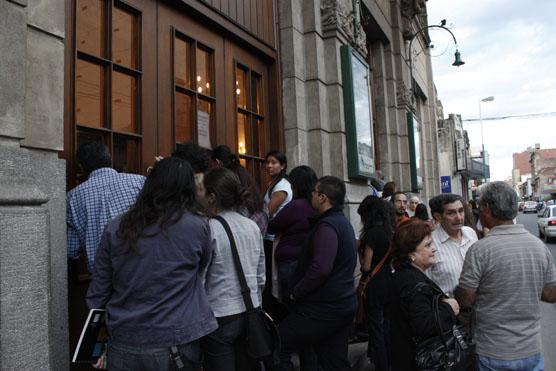 Gente se arrimaba a las puertas de calle Crisostomo 