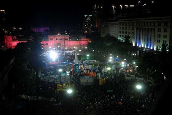 Miles de personas se acercaron espontáneamente a Plaza de Mayo para despedir a Néstor Kirchner