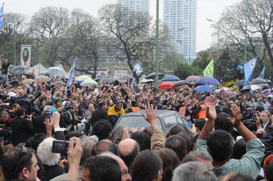 La carroza fúnebre que traslada al ex presidente Néstor Kirchner, es rodeada por una multitud que expresa su sentimiento