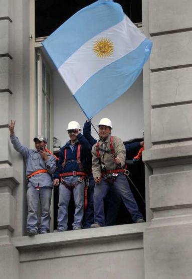 Trabajadores de la construcción, hacen una pausa a su peligrosa labor, para expresar su apoyo a la presidenta Cristina Fernández