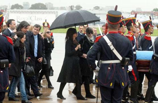 La presidenta, sus hijos y la ministra, Alicia Kirchner acompañan el féretro con los restos deNéstor