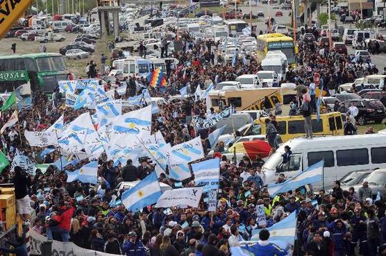 En Río Gallegos una multitud se agolpó para saludar el paso del cortejo que trasladó los restos del ex presidente