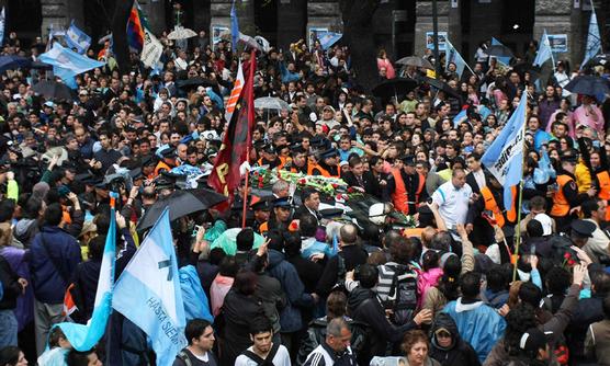 Una marea humana se volcó hacia Plaza de Mayo con motivo del fallecimiento de Néstor Kirchner