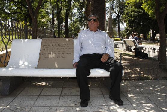 Está en un banco de Plaza Independencia, frente a Casa de Gobierno