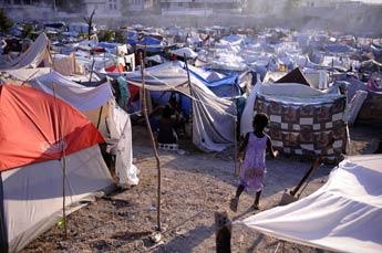 Se estima que 1,3 millones de sobrevivientes del terremoto de enero viven todavía en campamentos.